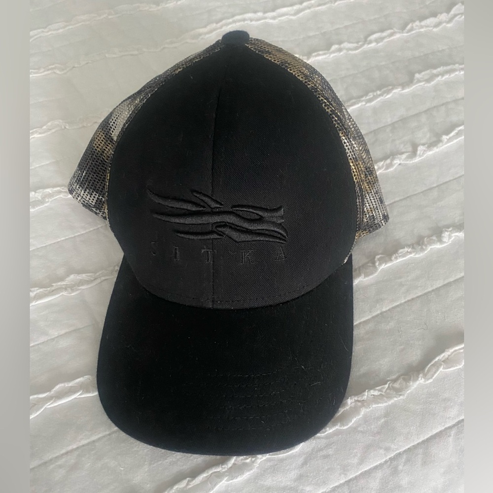 Women’s Sitka Trucker Hat Black & Camo